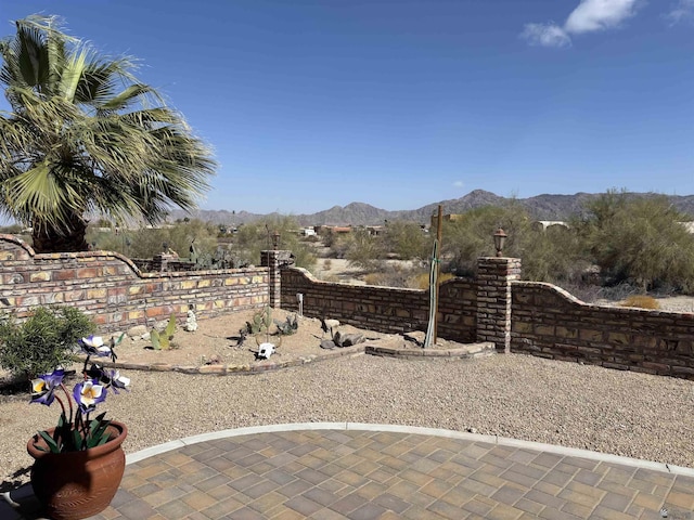 view of yard with a mountain view