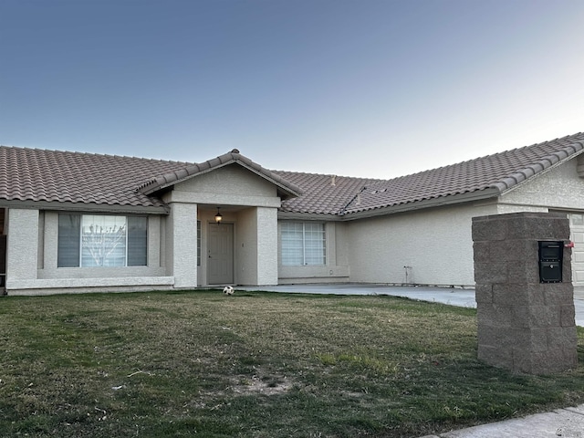 view of front facade with a front yard