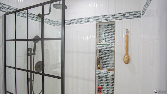 bathroom featuring a tile shower