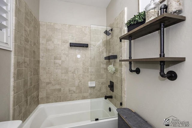 bathroom featuring tiled shower / bath