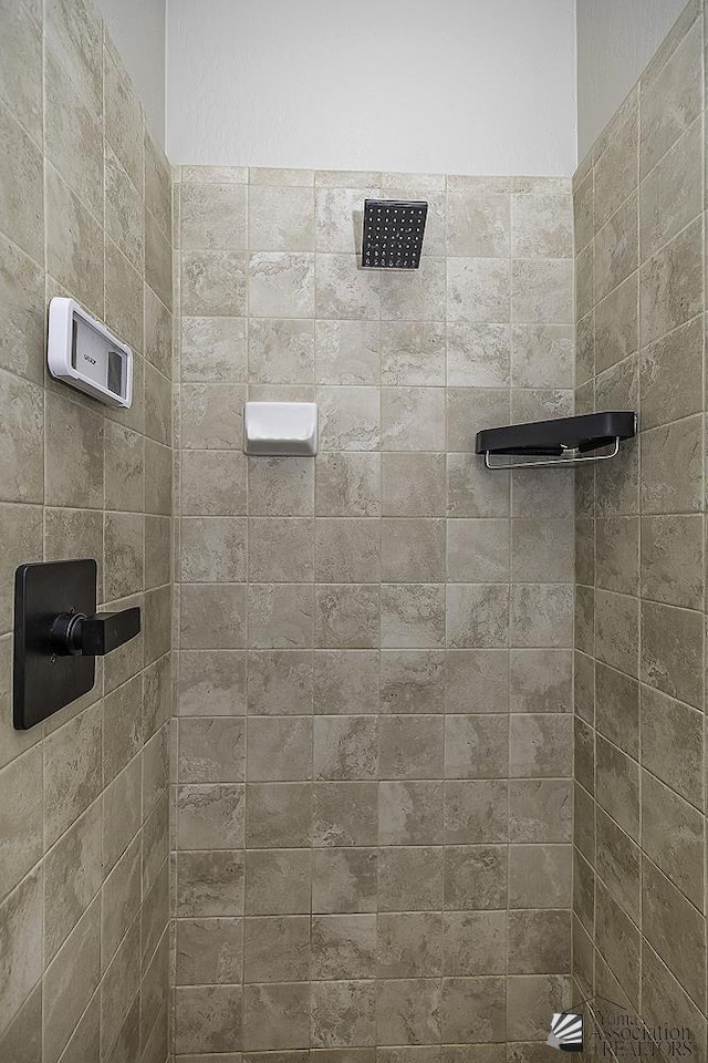 bathroom featuring tiled shower