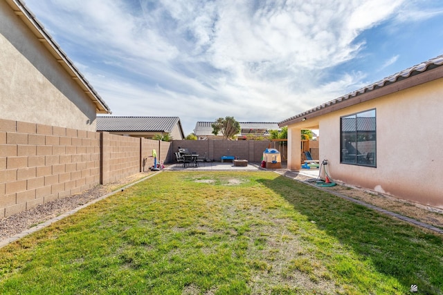 view of yard featuring a patio area