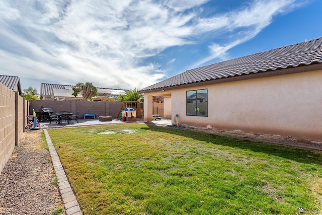 view of yard featuring a patio