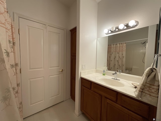 full bathroom featuring a shower with curtain and vanity
