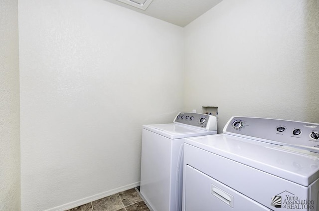 washroom featuring laundry area, baseboards, and independent washer and dryer