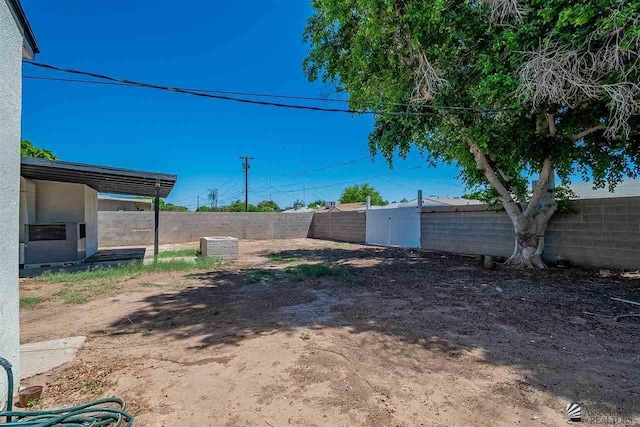 view of yard featuring a storage shed