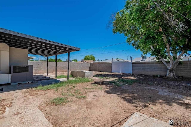 view of yard with a storage unit