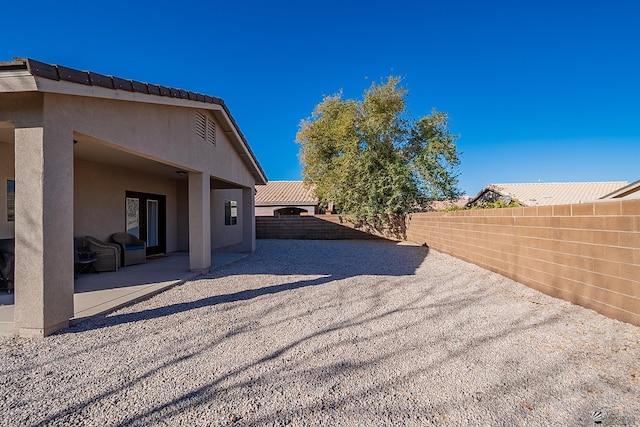 view of yard featuring a patio area