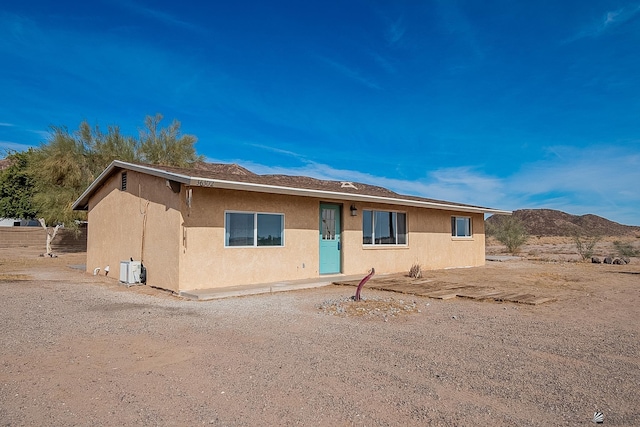 view of front of house featuring a mountain view