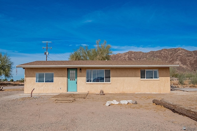 view of front of property featuring a mountain view