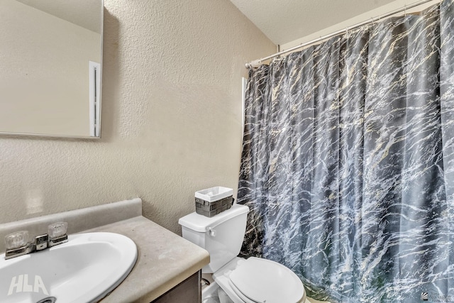 bathroom with a shower with curtain, vanity, and toilet