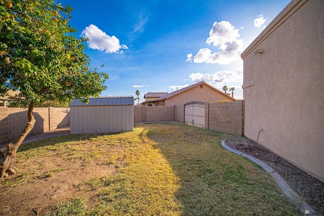 view of yard featuring a storage shed