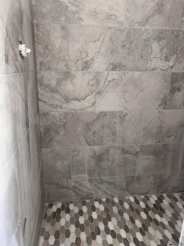 room details featuring a tile shower