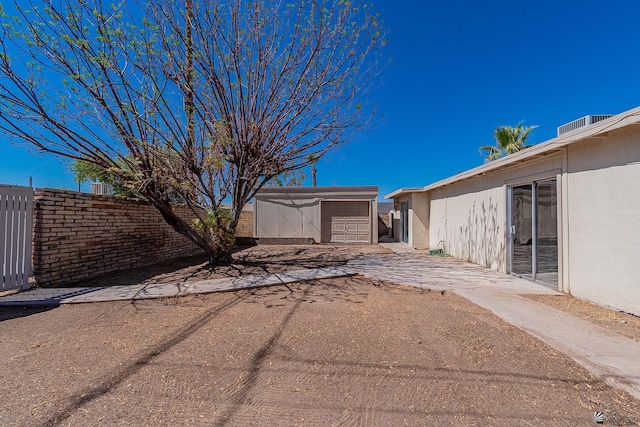 view of yard featuring a garage and an outdoor structure