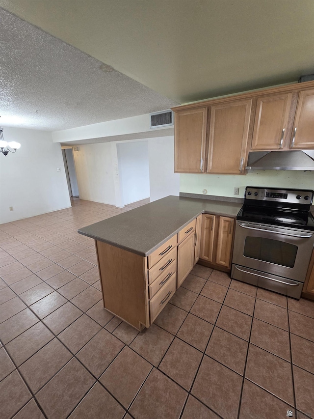 kitchen featuring stainless steel range with electric cooktop, tile patterned flooring, a notable chandelier, kitchen peninsula, and a textured ceiling