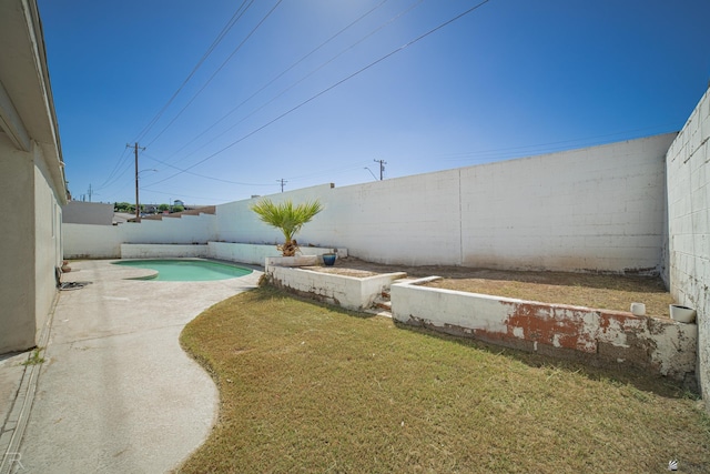 view of yard with a fenced in pool