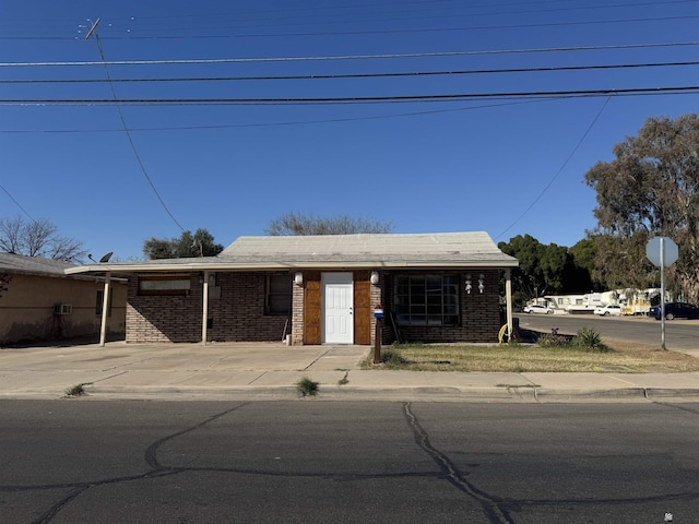 view of front facade featuring a carport