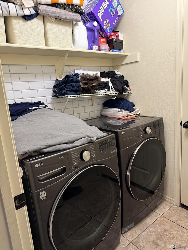 laundry room with laundry area, independent washer and dryer, and tile patterned floors