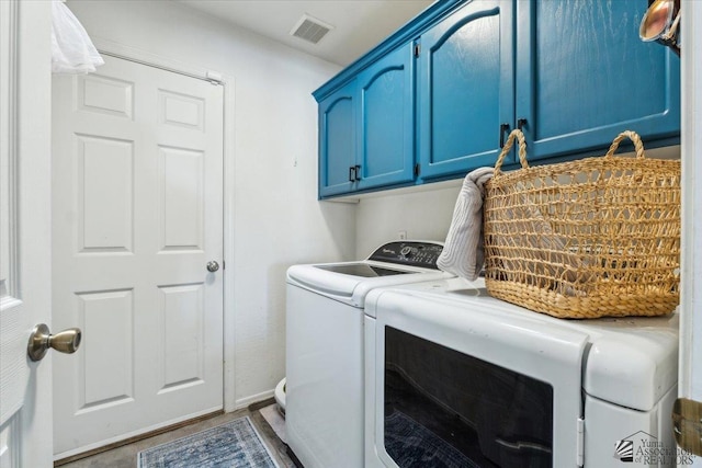 clothes washing area featuring cabinet space, baseboards, visible vents, and washing machine and clothes dryer