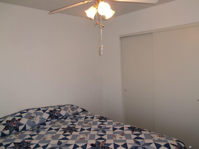 bedroom featuring ceiling fan and a closet