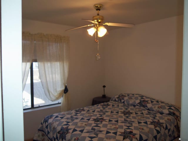 bedroom with ceiling fan