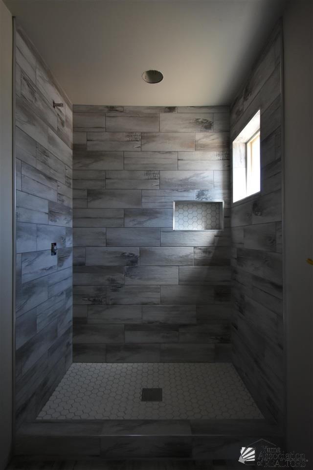 bathroom featuring a tile shower