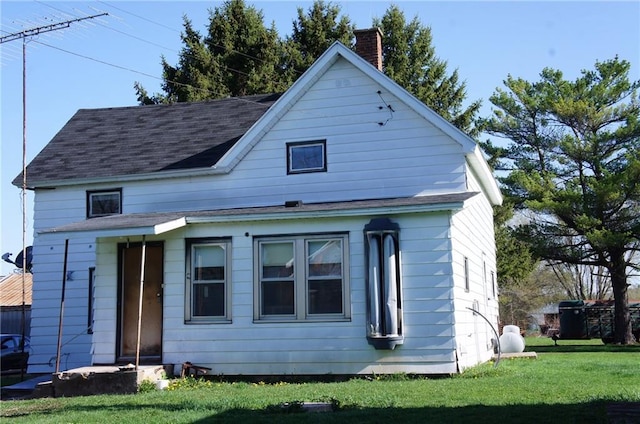 view of front of home featuring a front lawn