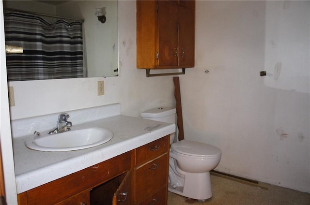 bathroom with a shower with curtain, vanity, and toilet