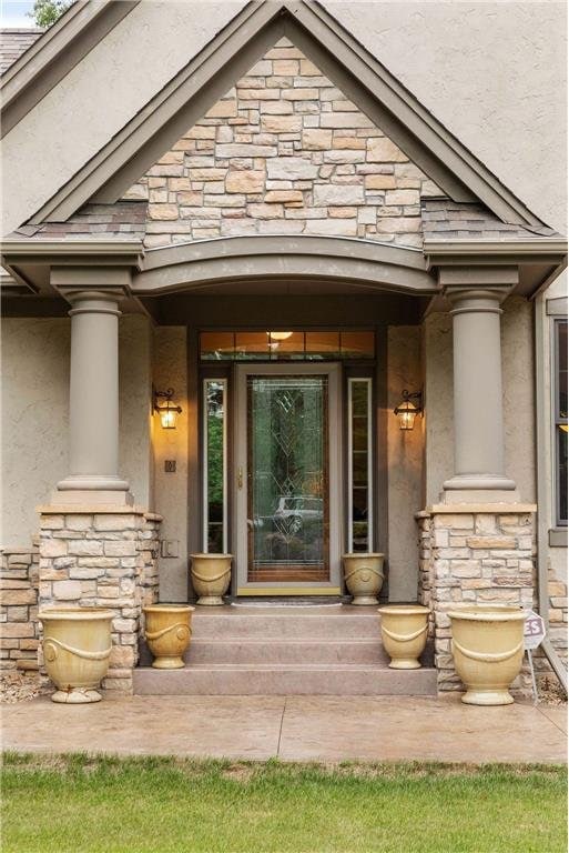 property entrance featuring covered porch