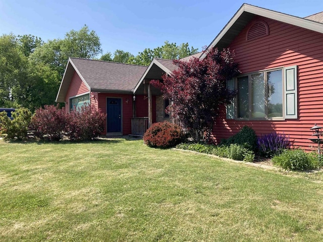 view of front of property featuring a front lawn