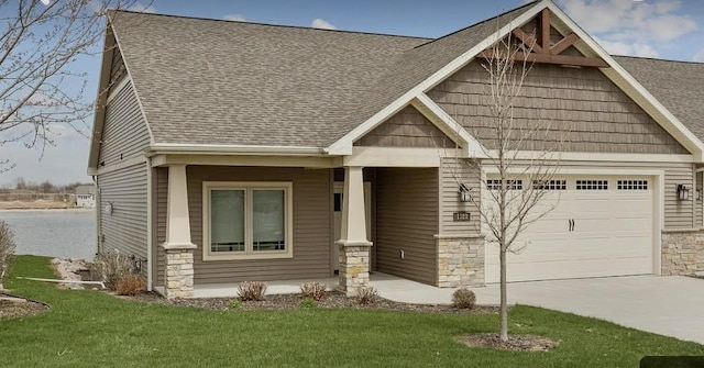 craftsman inspired home featuring a front lawn