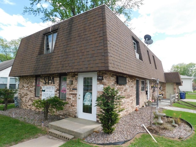 view of front of property featuring a front lawn