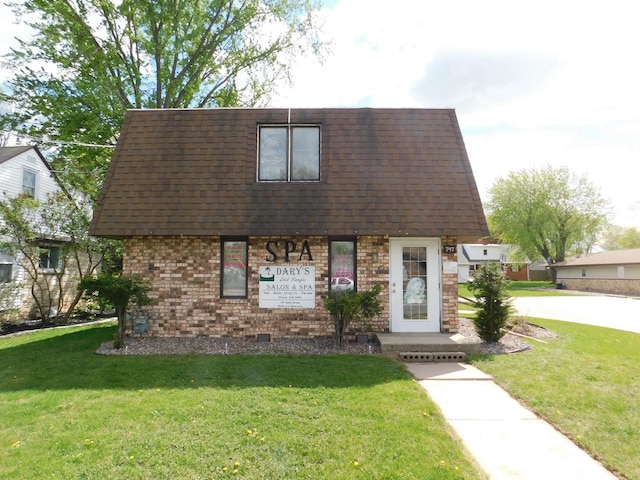 view of front of property featuring a front lawn