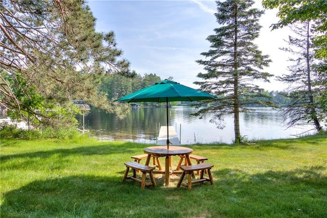 view of yard featuring a water view