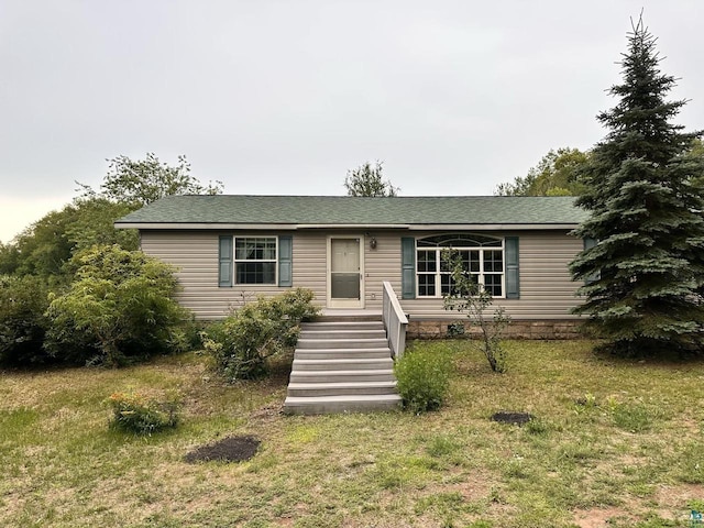 view of front facade featuring a front lawn