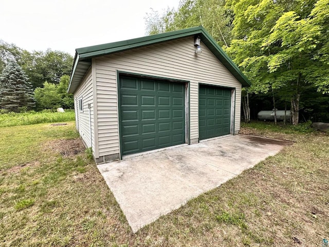 garage featuring a lawn