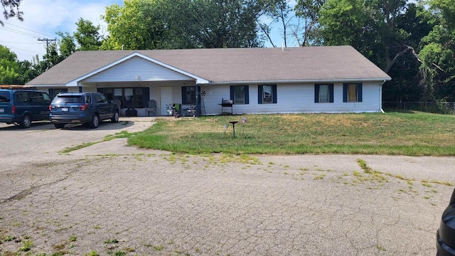 single story home featuring a front lawn