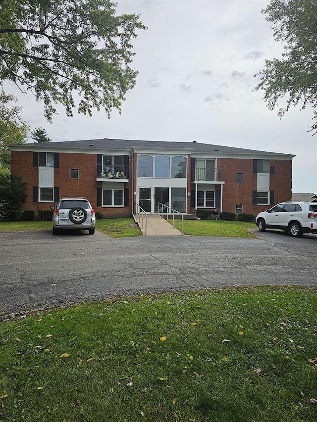 view of front of house with a front lawn