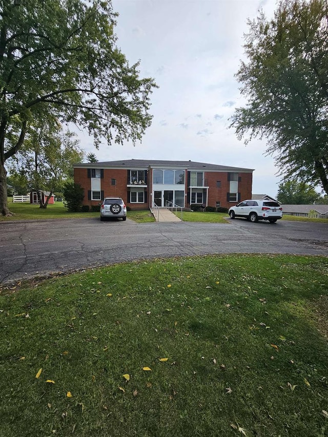 view of front facade featuring a front yard