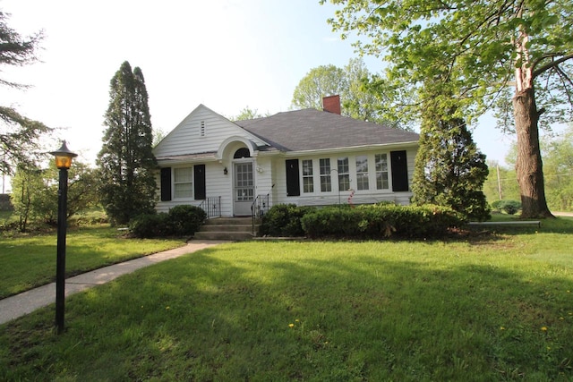 ranch-style home featuring a front lawn