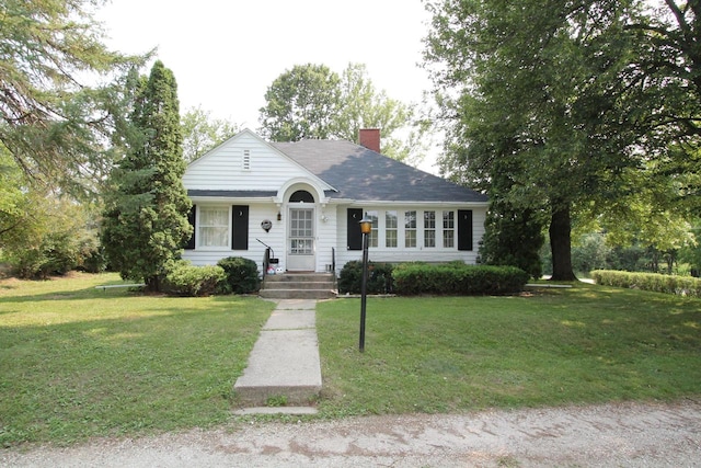 single story home with a front lawn