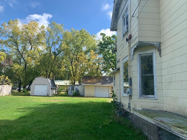 view of yard with a storage unit