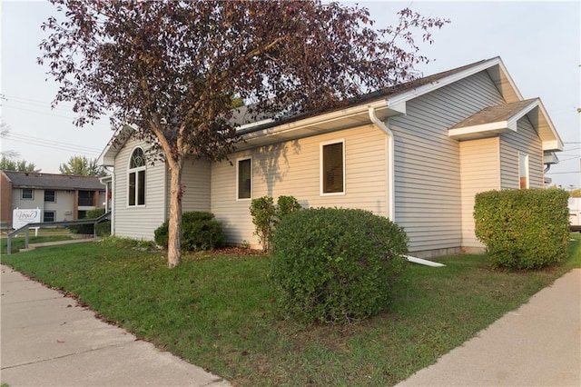 view of front of property featuring a front yard