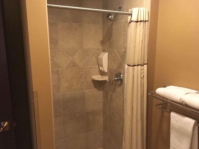 bathroom with curtained shower