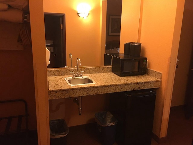 bathroom featuring sink