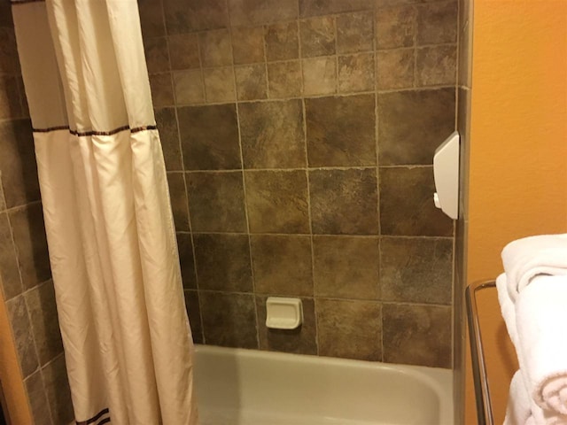 bathroom with shower / bath combo