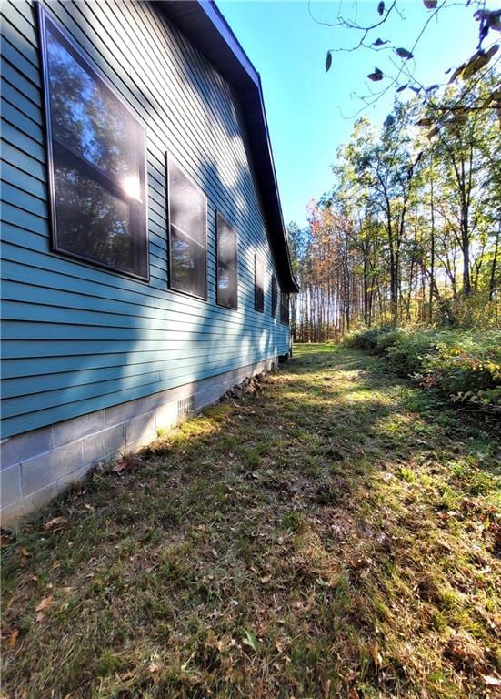 view of side of property featuring a lawn