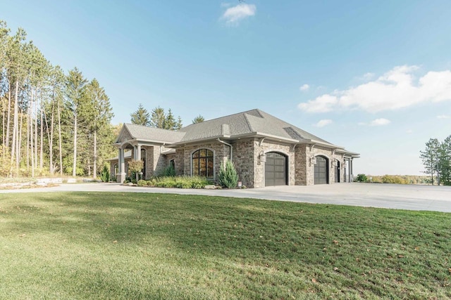 view of front of property featuring a front yard and a garage