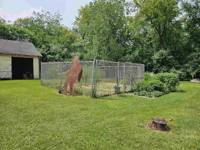 view of yard featuring an outbuilding