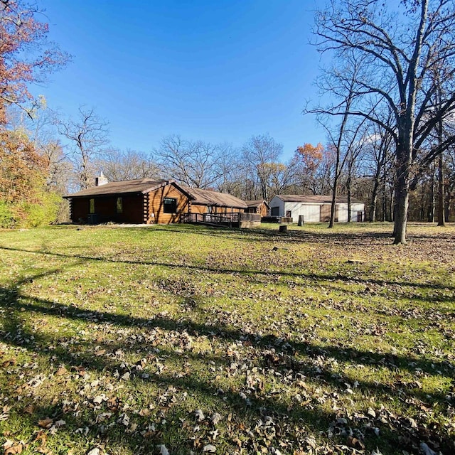 view of yard featuring an outdoor structure